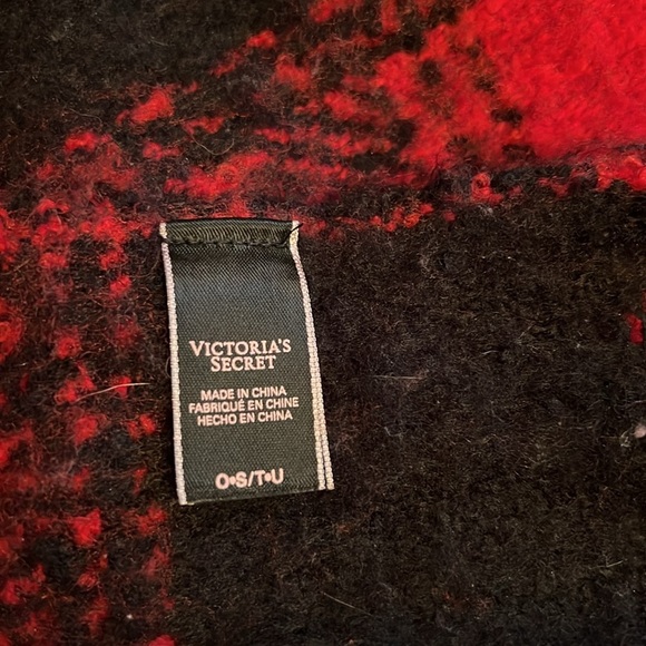 Victoria Secret women’s plaid Scarf - Picture 5 of 5